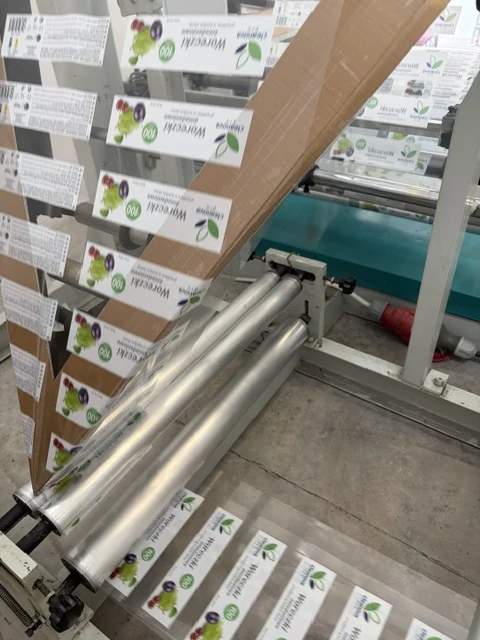 Prowadzenie zadrukowanej folii podczas produkcji worków specjalnych